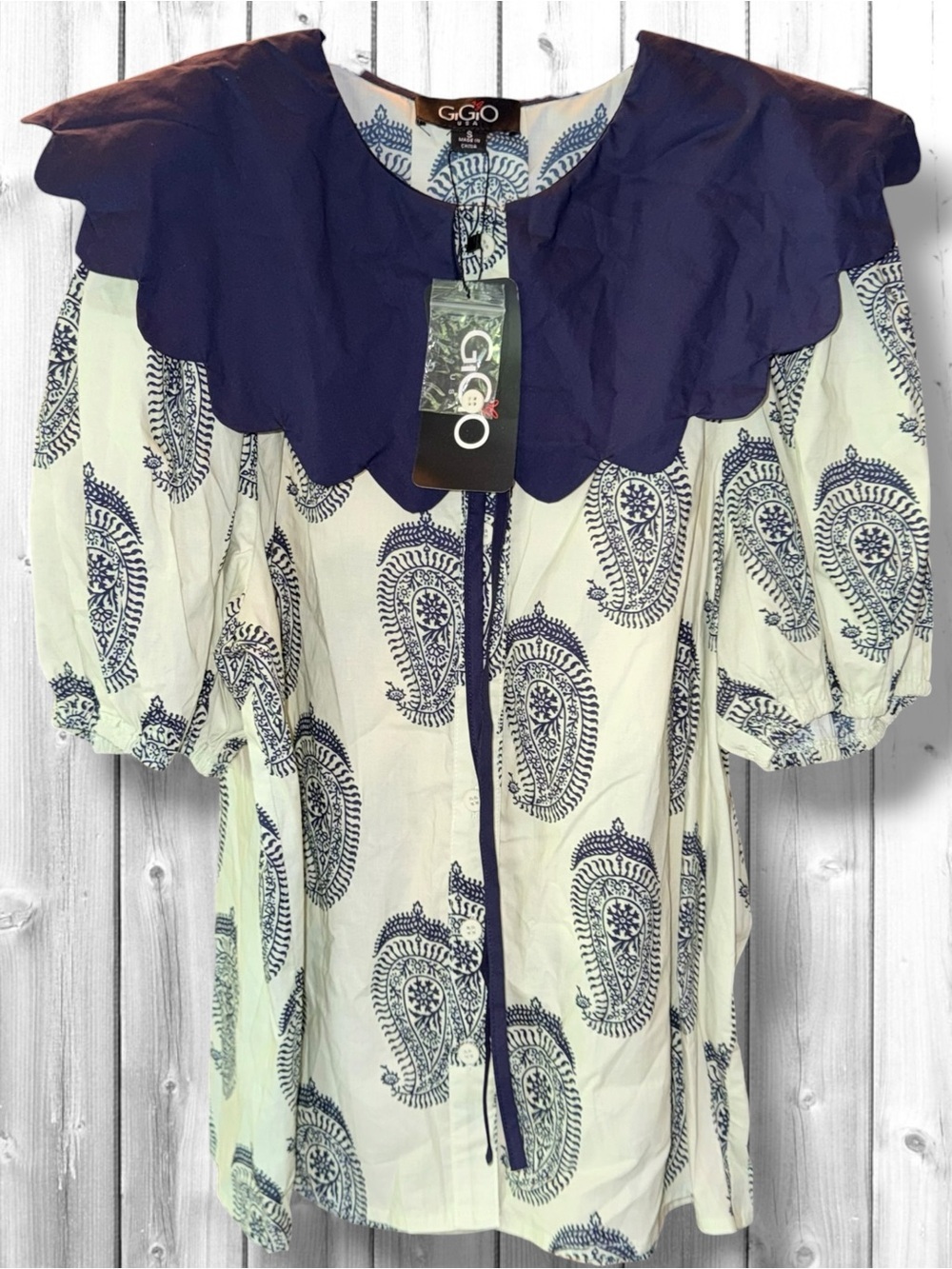 🌼NWT-GiGiO White Paisley Blouse with Navy Scallop Collar